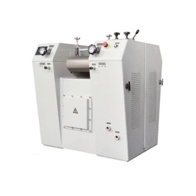 ความยาวการทำงานของลูกกลิ้ง 300 มม. 650 มม. 900 มม. และ 1,000 มม. เครื่องบดลูกกลิ้งไฮดรอลิกแบบแบนสามลูกกลิ้งพร้อมระบบควบคุมอัตโนมัติ PLC ใช้ในน้ำมันทุกชนิด ยาทาอิเล็กทรอนิกส์ หมากฝรั่งพืช สบู่ ฯลฯ