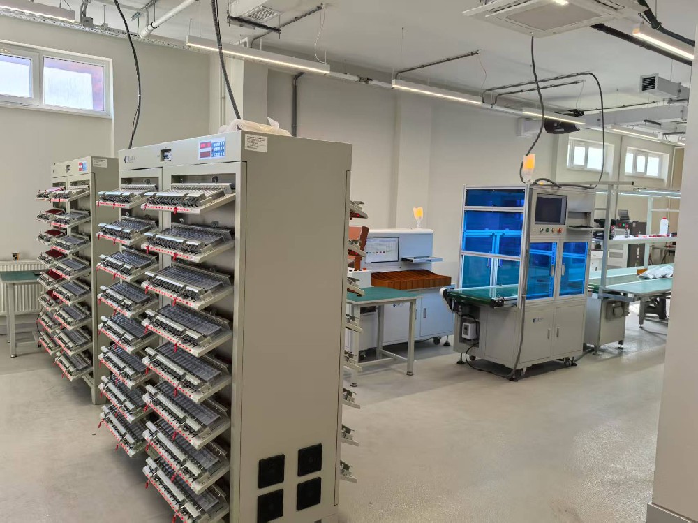 วิศวกร TMAX เสร็จสิ้นการติดตั้งและฝึกอบรมสายการประกอบบรรจุภัณฑ์ทรงกระบอกในตุรกี