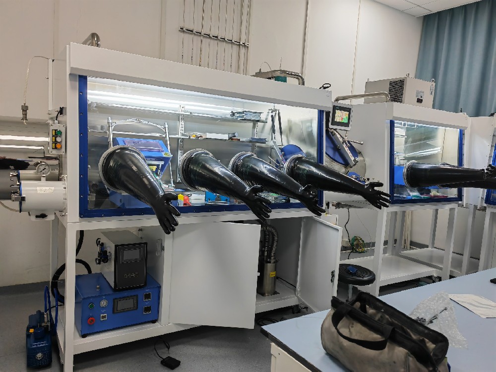 วิศวกร TMAX ติดตั้งอุปกรณ์แบตเตอรี่แบบกำหนดเองที่มหาวิทยาลัยเซี่ยงไฮ้เจียวทง